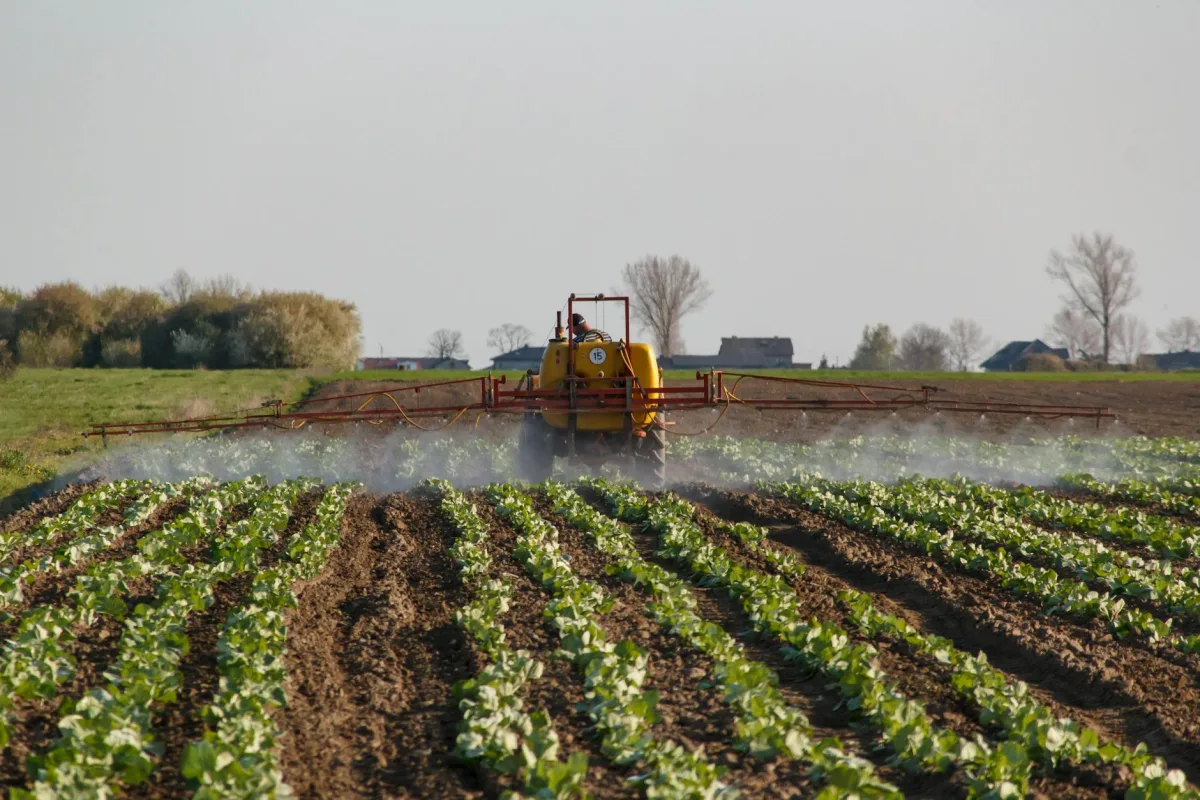 Une ferme à un demi-mille au vent d'une opération active de pulvérisation aérienne, avec un capteur Terrestream affichant un pic d'indice COV.