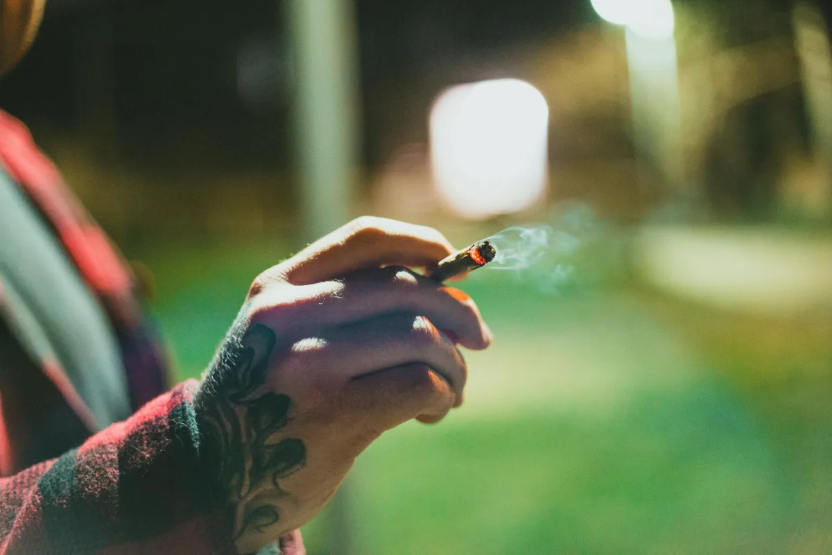 Un diagramme en empilement de composition comparant les composantes d'émission dominantes d'une cigarette, d'un vaporisateur, d'un joint de cannabis et d'une séance de concentré de cannabis, avec les PM<sub>2,5</sub>, le CO, l'indice COV et les substances actives portées par aérosol détaillés.