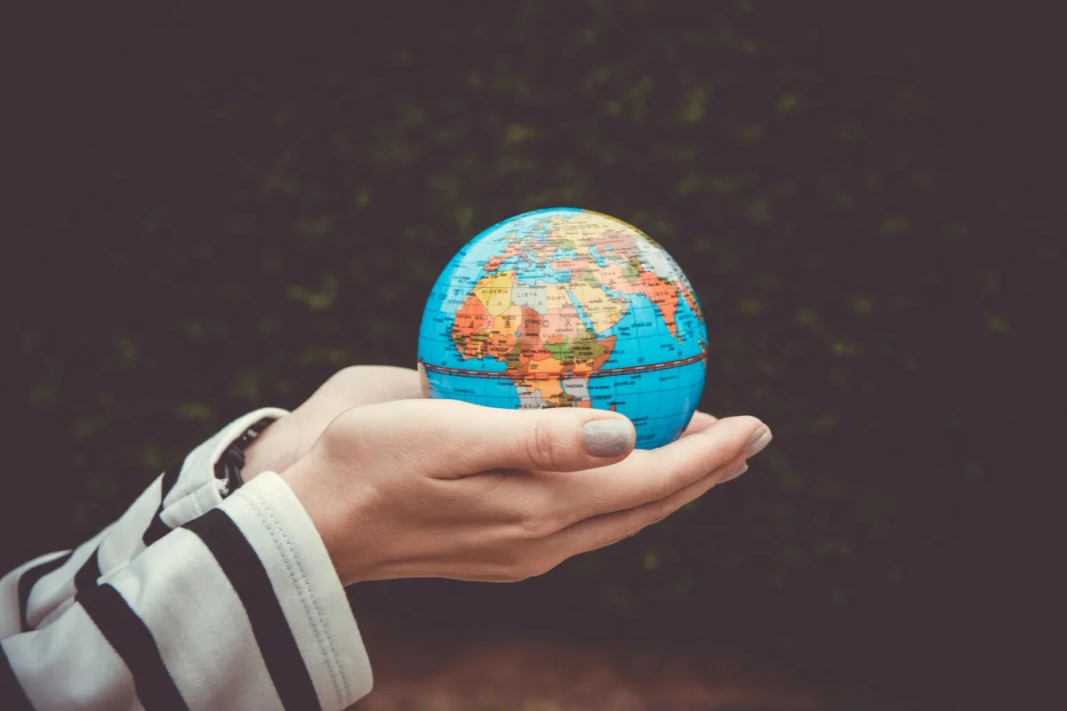 Un mapa de Estados Unidos sombreado por tipos climáticos Köppen–Geiger, que ilustra la diversidad climática que el artículo cruza con las zonas ASHRAE/IECC.