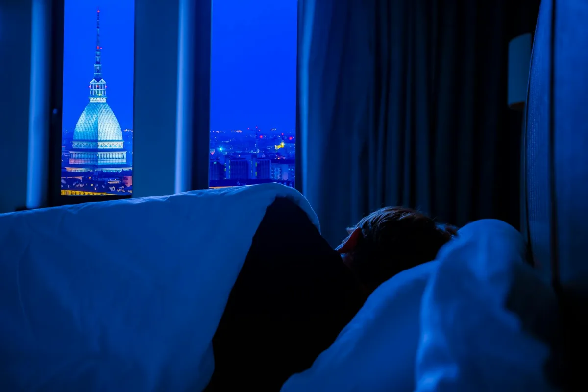 A bedroom at night with the door closed, two sleeping occupants, and a Terrestream sensor showing a steady CO₂ climb from 600 to 1,800 ppm across the night.