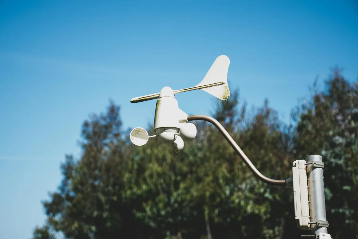Un schéma du pipeline de données extérieures Terrestream : l'API météo Open-Meteo, l'API Google Air Quality et l'API Google Pollen alimentant une tuile du tableau de bord.