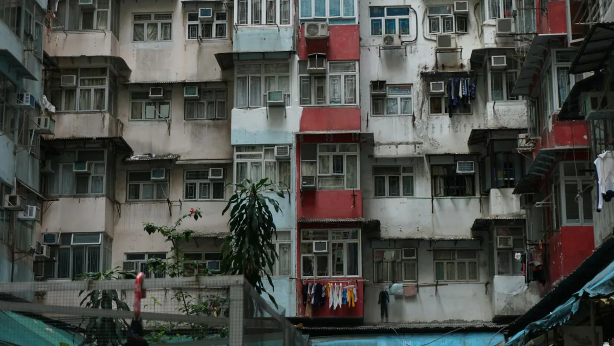 Un departamento moderno pequeño con una ventana abierta a una calle de ciudad.