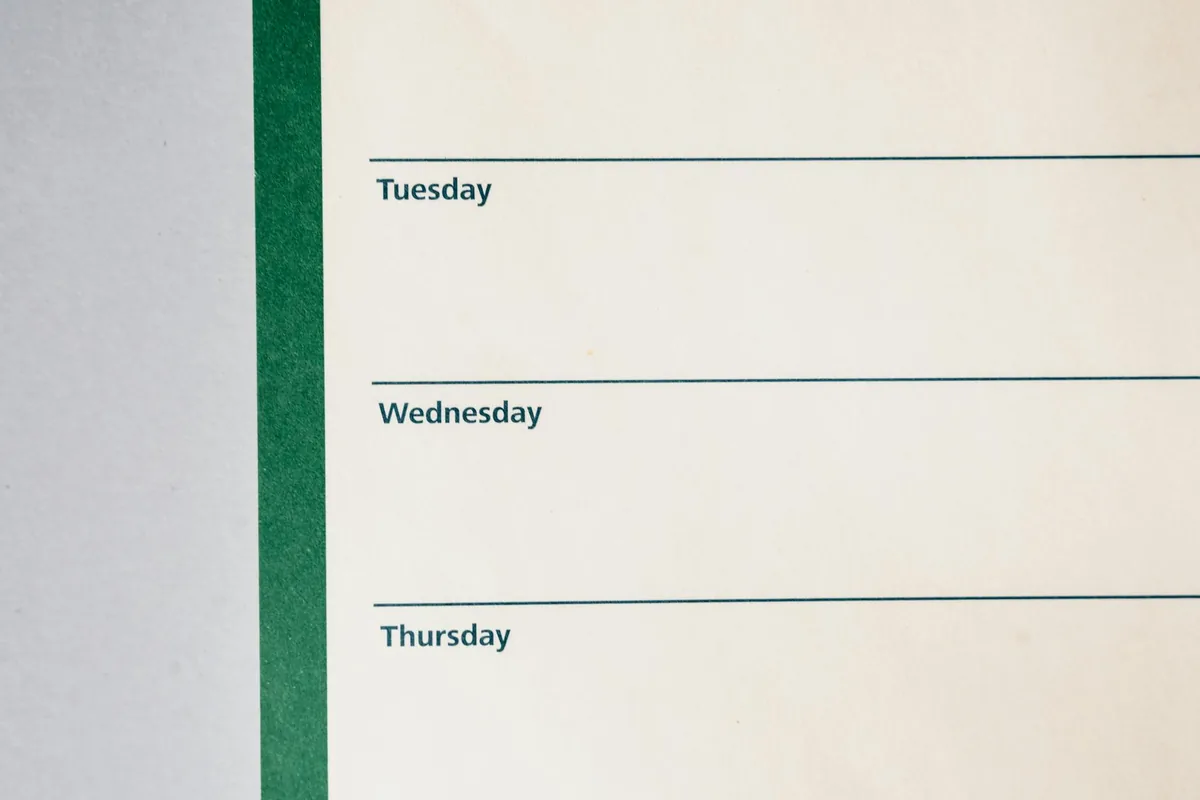 Grille d'horaire hebdomadaire montrant différents motifs d'occupation du domicile du lundi au dimanche.